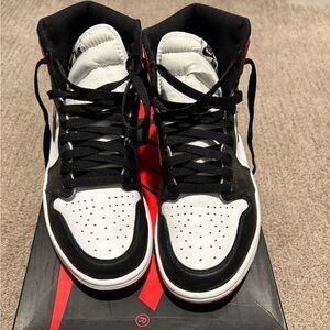 Jordan Retro 1 “Black Toe”